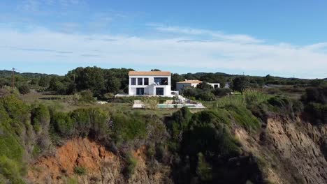 suave vuelo aéreo de drones volar hacia atrás toma de drones escena de apertura de la película desde la casa de cerca al panorama paraíso naturaleza salvaje playa de ensueño corfú grecia otoño de 2021 cinemático 1080, 60p por philipp marnitz