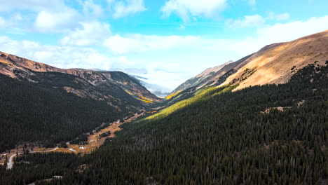 Hiperlapso-Aéreo-Del-Paso-De-Guanella-En-Las-Montañas-Rocosas-Cerca-De-Denver,-Colorado