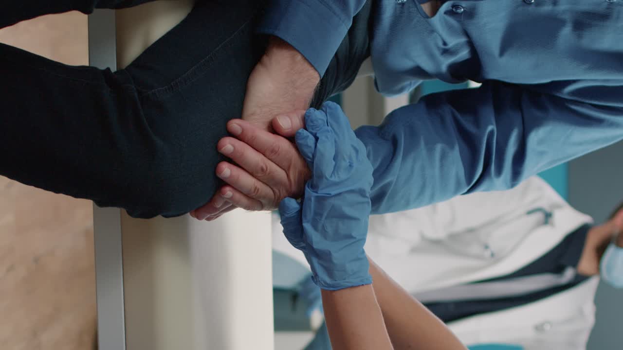 Enfermeira cuidando de paciente idoso em consulta de check-up