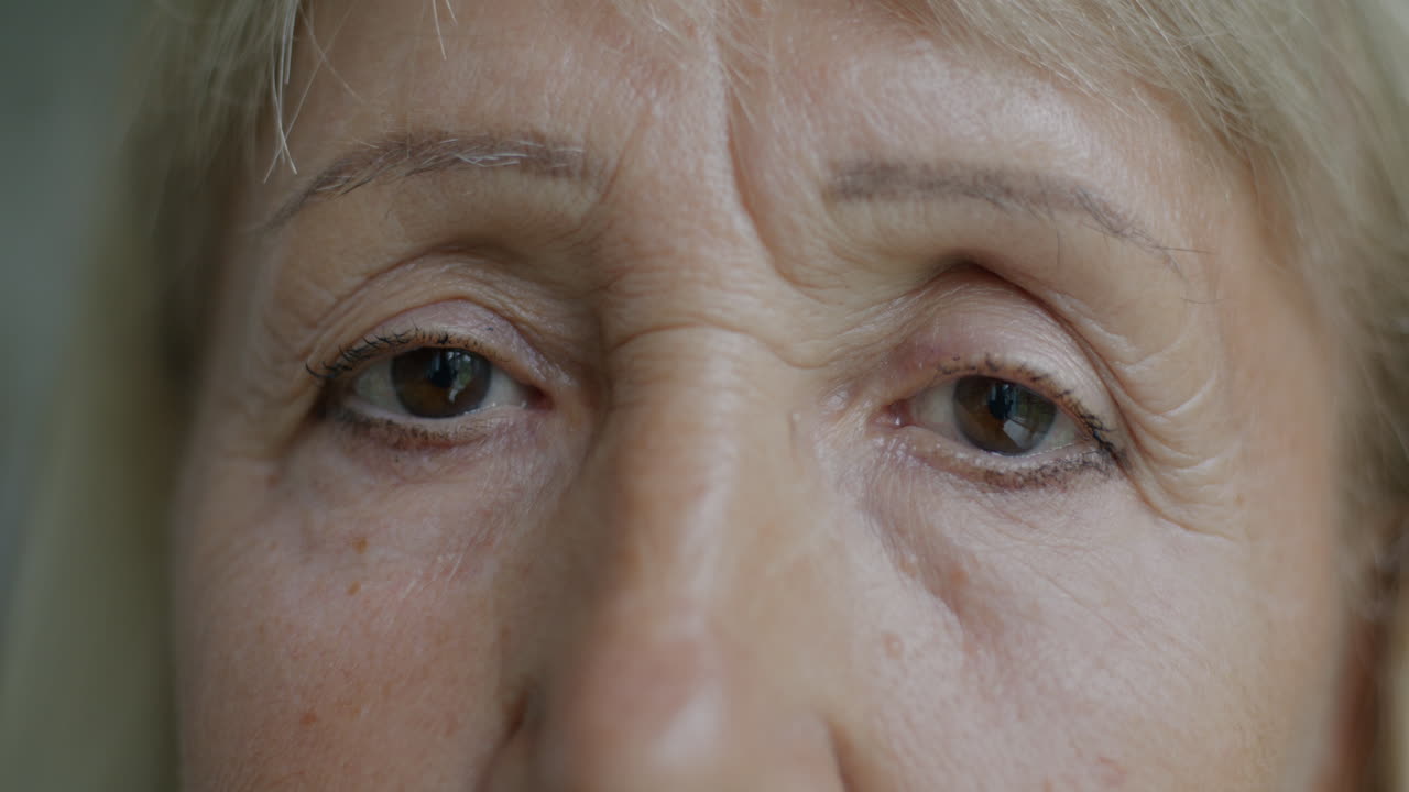 primer plano de la cara de una anciana