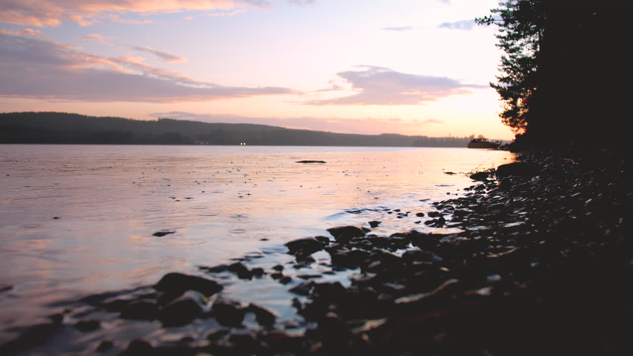 해질녘 호수에 비의 정적 보기