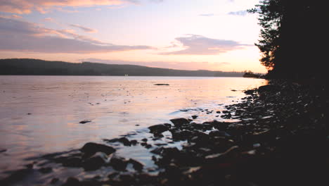 vista estática de la lluvia en el lago al atardecer