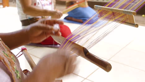 zapotec-frauen weben handwerk in oaxaca