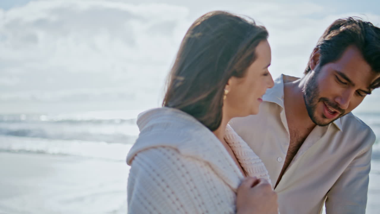행복한 남자가 임신한 배를 만지고 사랑하는 아내가 산책하는 빛 해변 클로즈업
