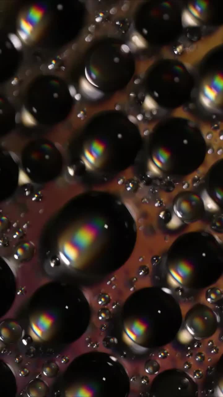 Macro primo piano di goccioline d'acqua che riflettono la luce dell'arcobaleno