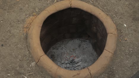 horno tandoor hecho a mano construido en el campo de refugiados de moria