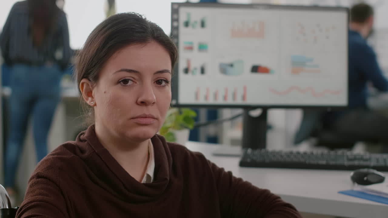 primer plano de una mujer paralizada colega de trabajo mirando a la cámara cansado
