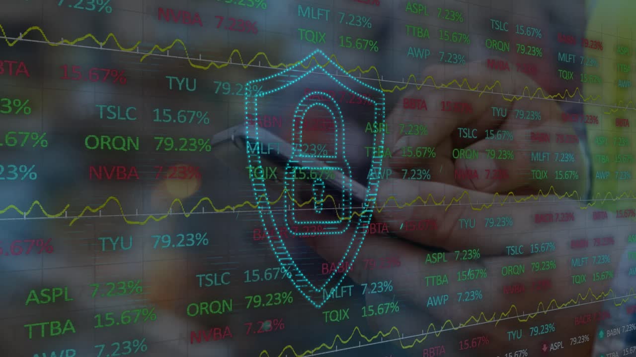 스마트폰을 사용하는 백인 남자의 손 위에 금융 데이터와 디지털 락의 애니메이션