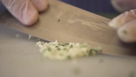 cortar mantequilla con hierbas