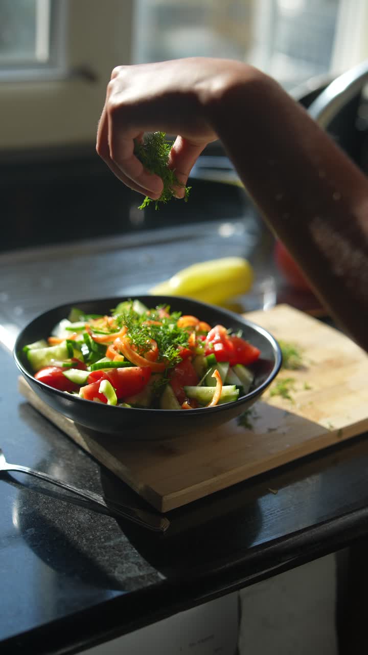 preparando una ensalada de verduras frescas