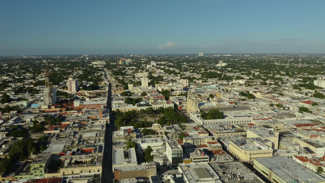 drone vuela lejos de la catedral de mérida
