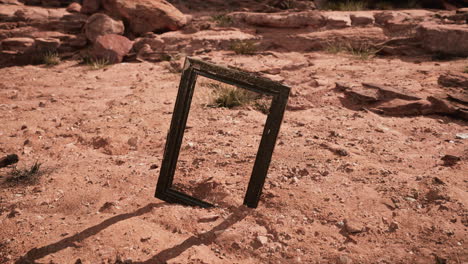 un marco de madera muy viejo en el gran cañón