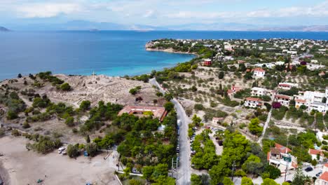 vista aérea de drones a la hermosa playa de la isla de moni, al lado del pueblo perdika en la isla de aegina con mar turquesa, golfo sarónico, grecia