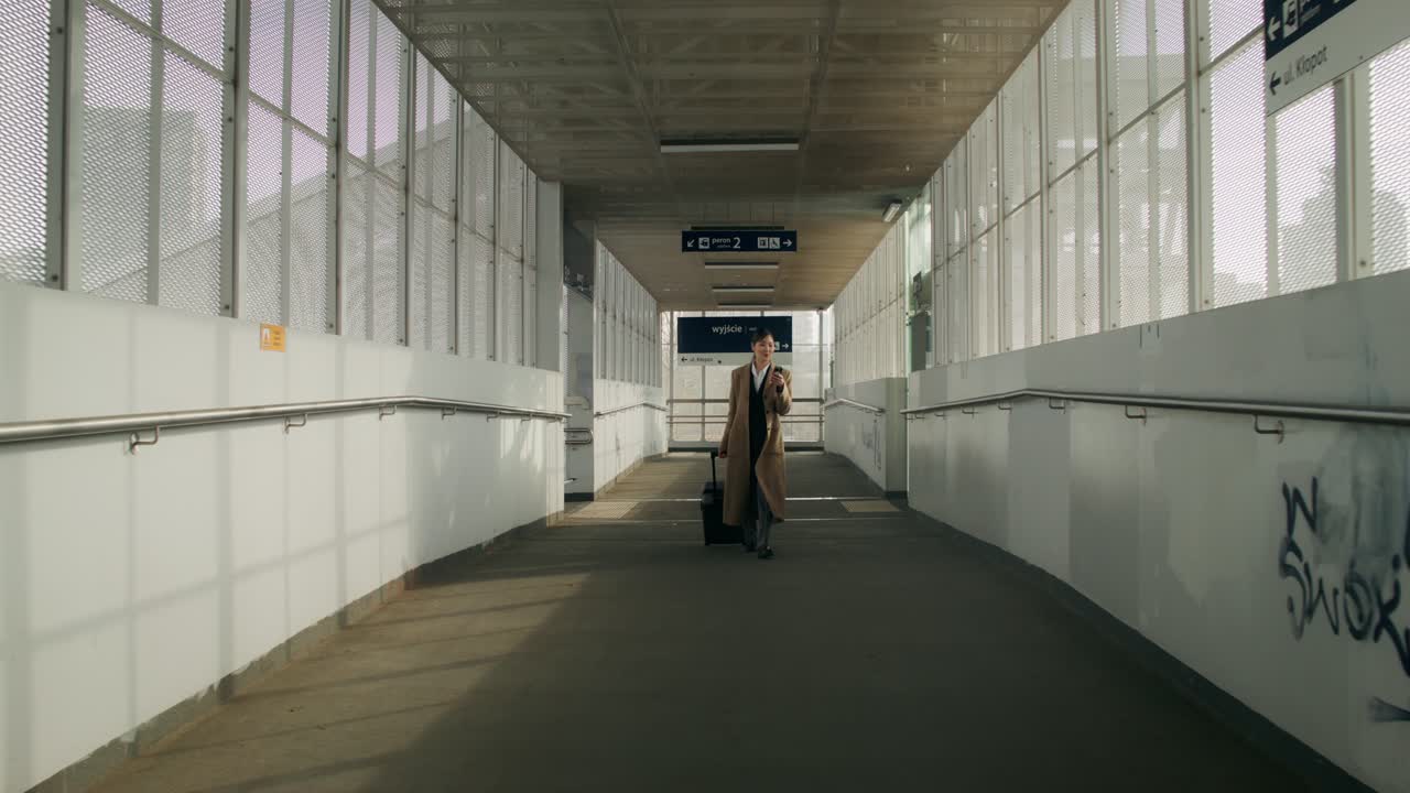 mujer caminando por una estación de tren moderna