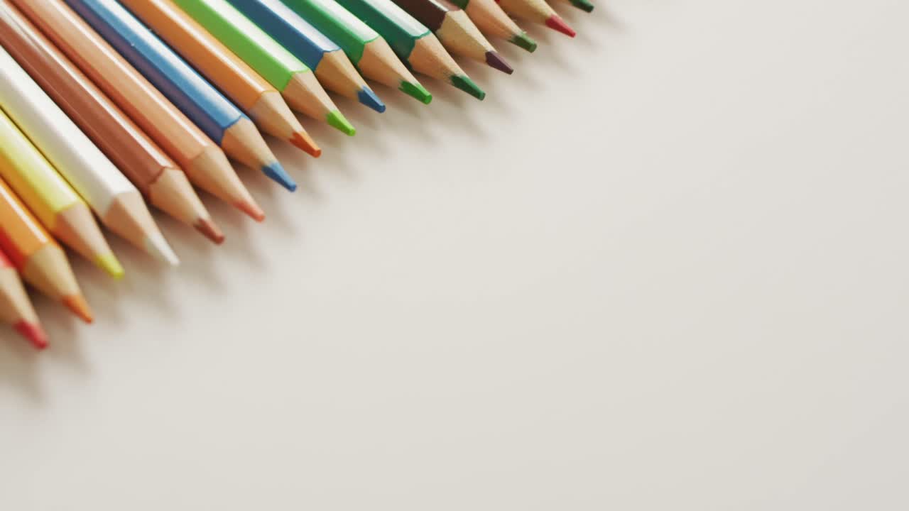 video de composición con lápices de colores en superficie blanca con espacio para copiar