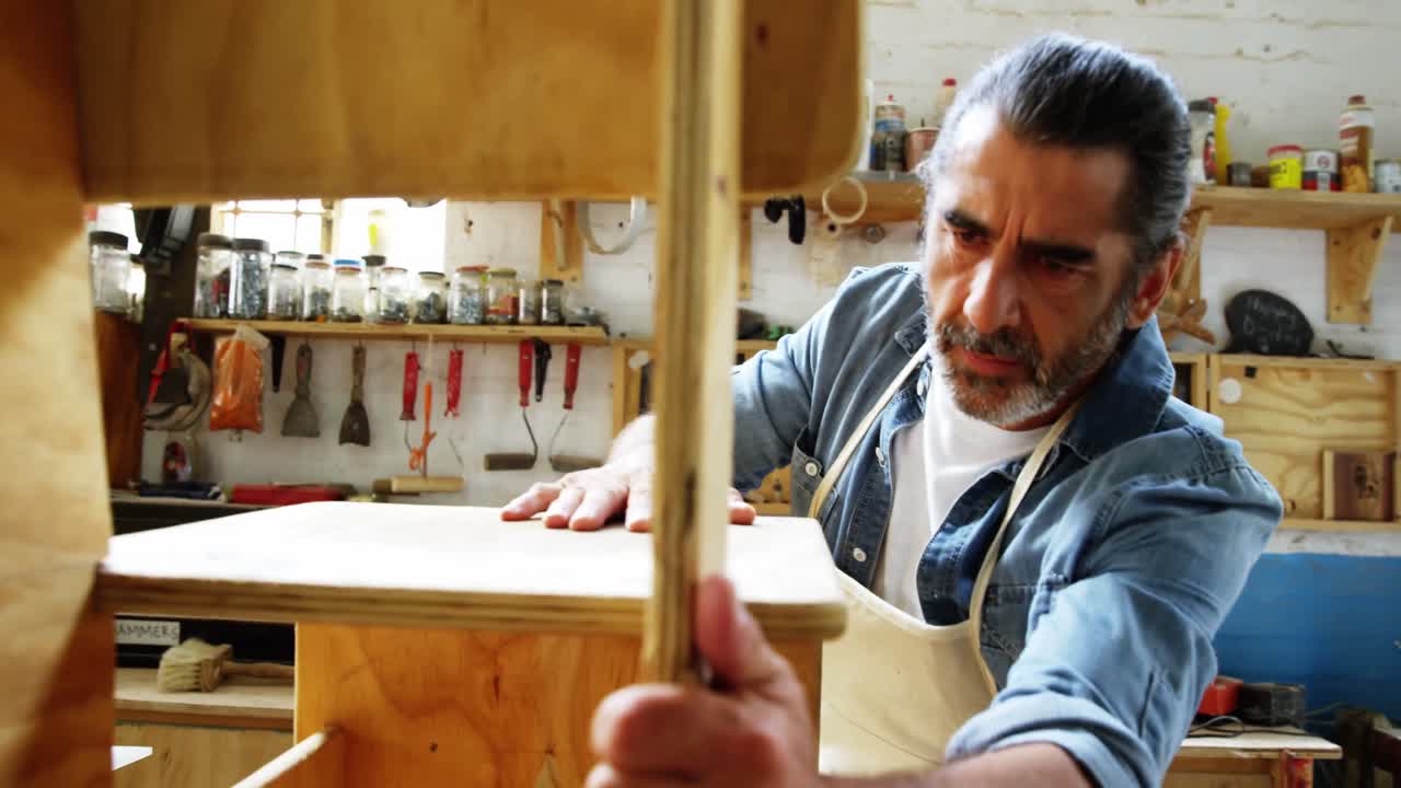 Carpintero fabricando una silla