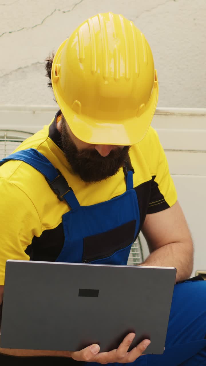 Vídeo vertical. Un técnico busca un nuevo condensador online.
