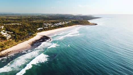 Drone-footage-on-clear-sunny-morning-of-Shelly-Beach,-Ballina,-Australia