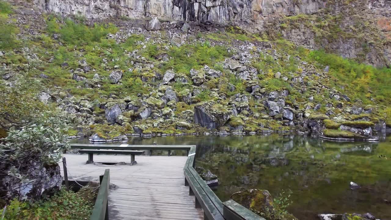 POV sentiero escursionistico verso lo stagno Botnstjörn nel canyon di Ásbyrgi - Parco Nazionale Jokulsargljufur, Islanda