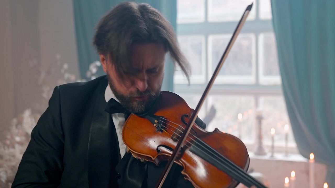 Musicista professionista che suona il violino in una stanza elegante