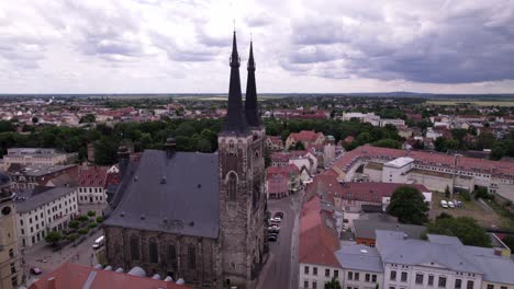 Girando-Alrededor-De-La-Iglesia-De-San-Jacobo-En-Kothen-En-Alemania,-Disparo-De-Drone