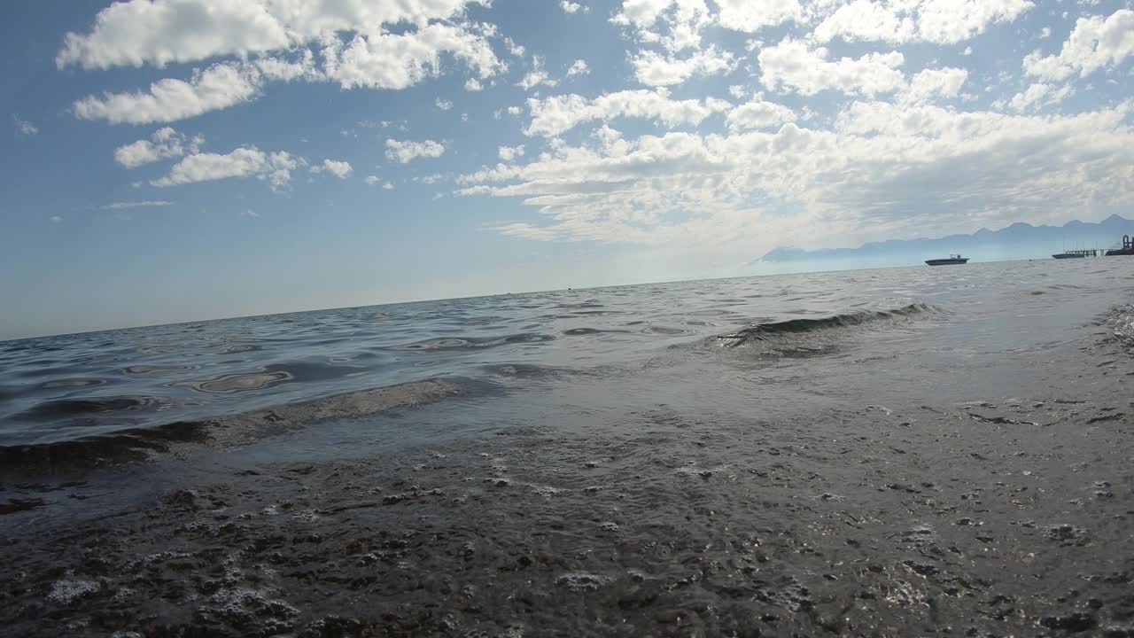 바가에 파도가 부히고, 여름날 해변과 바다를 볼 수 있습니다.