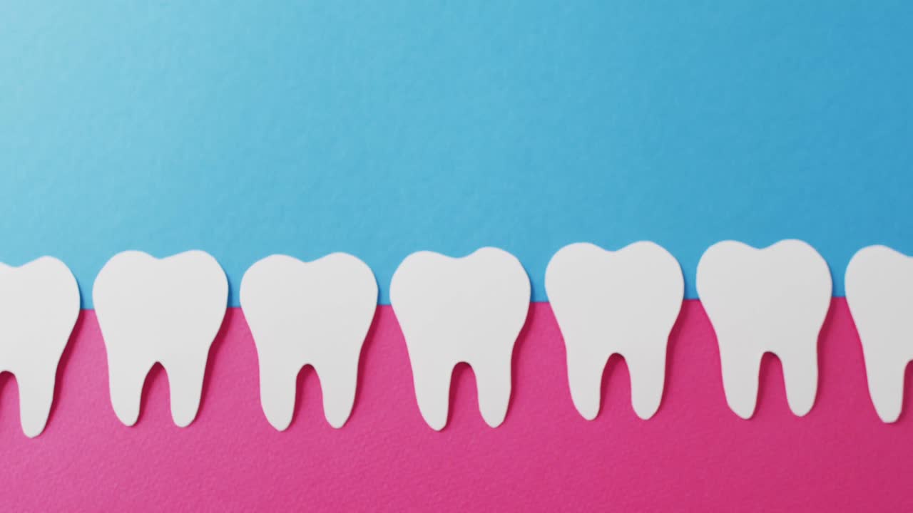 복사 공간과 함께 파란색 배경에 분홍색  ⁇ 에  ⁇  종이 치아의 비디오