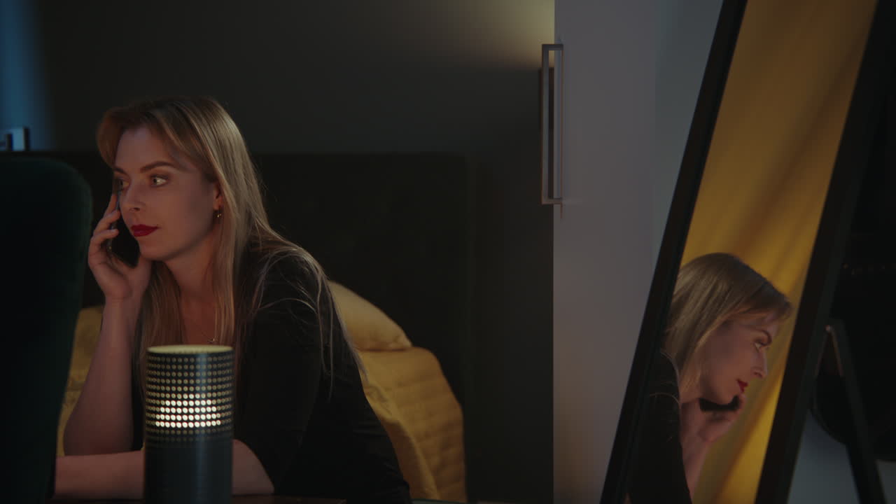 Donna che parla al telefono in camera da letto