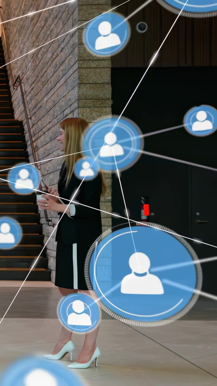 Vertikal video: Kvinde med telefon, der kigger på venstre feed, hvor netværksikoner dukker op og blokerer udsynet for forretning.