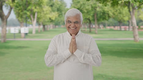 Feliz-Anciano-Indio-Saludando-Y-Haciendo-Namaste-En-El-Parque