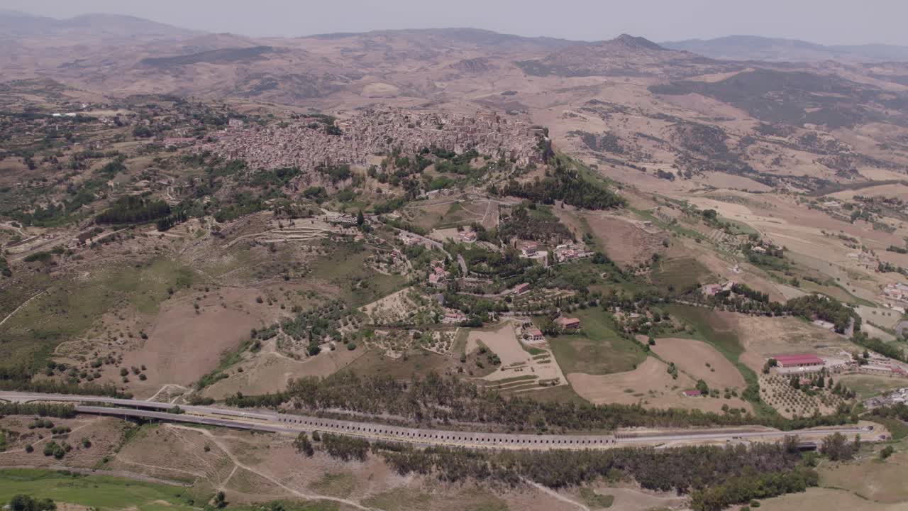 vista aérea del campo cerca de la ciudad de enna con castello di lombardia en una roca durante el día, sicilia, italia