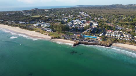 Vista-Panorámica-Sobre-Byron-Bay-En-Nueva-Gales-Del-Sur,-Australia---Toma-Aérea