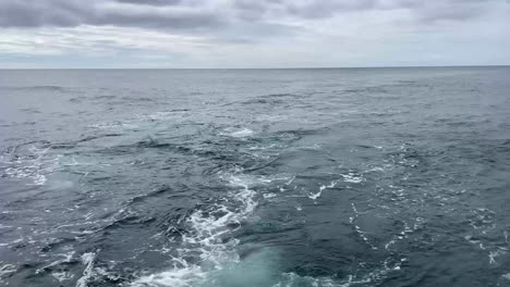 An-Einem-Trüben-Tag-Bildet-Sich-Eine-Blasenwolke-Im-Heck-Eines-Segelboots