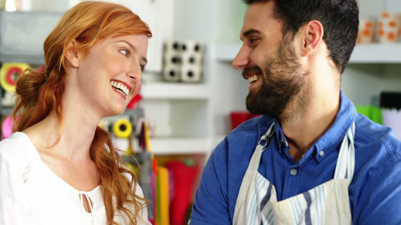 floristas de pie en la tienda de flores