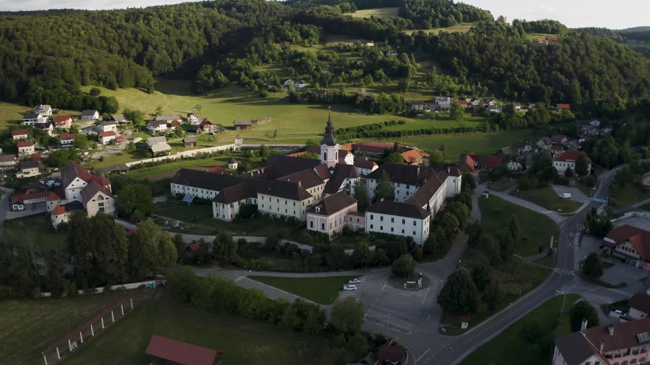 Luftfoto af et kloster i en malerisk landsby