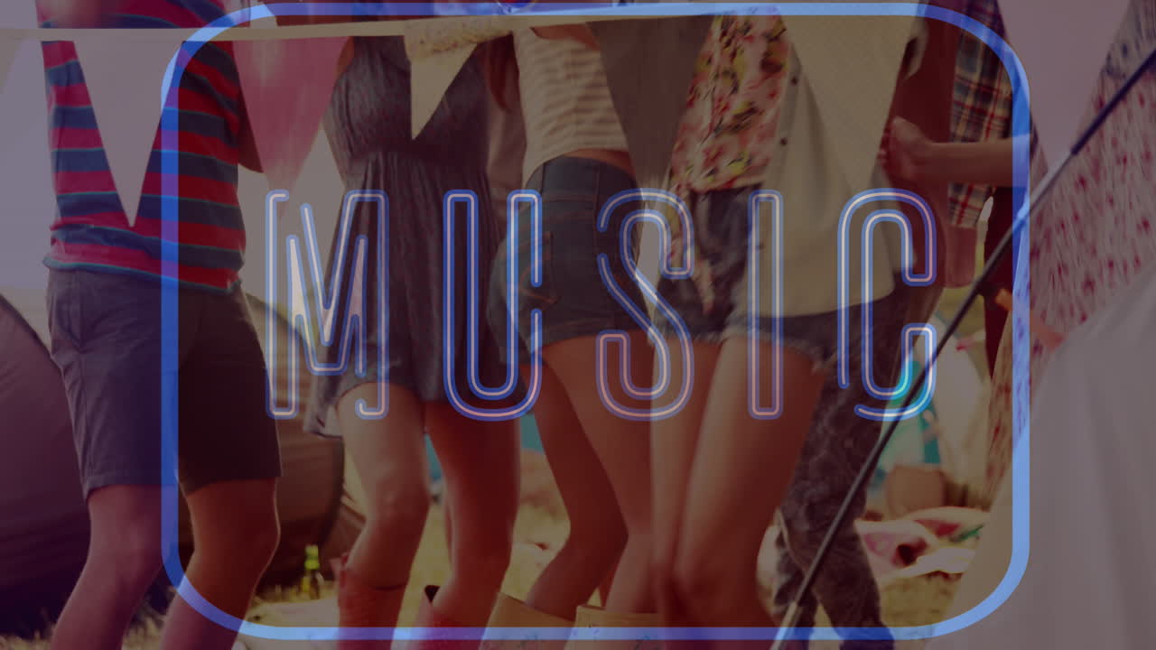 анимация неонового музыкального текста в синем над друзьями, танцующими на пляжной вечеринке