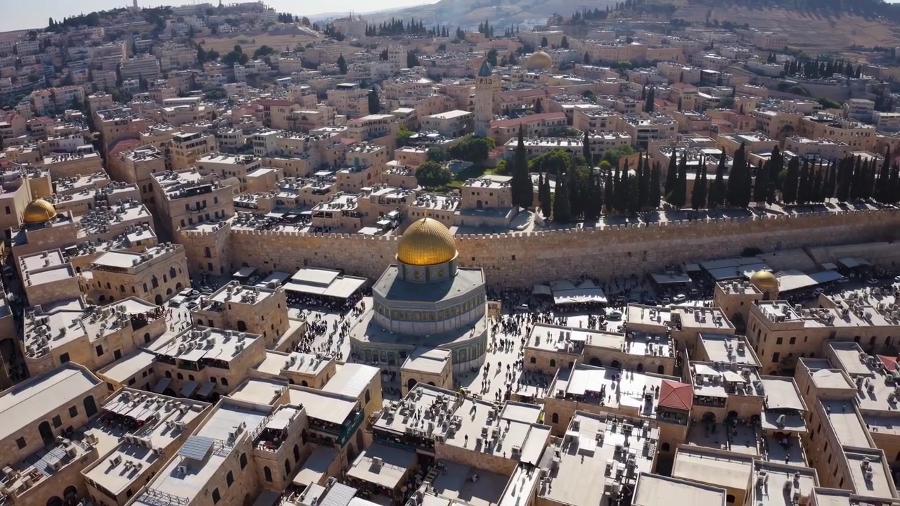 Veduta aerea della Città Vecchia di Gerusalemme e del Muro del Pianto con biglietti di preghiera