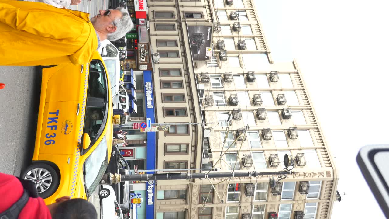 el paisaje urbano de estambul con autobuses de dos pisos y turistas