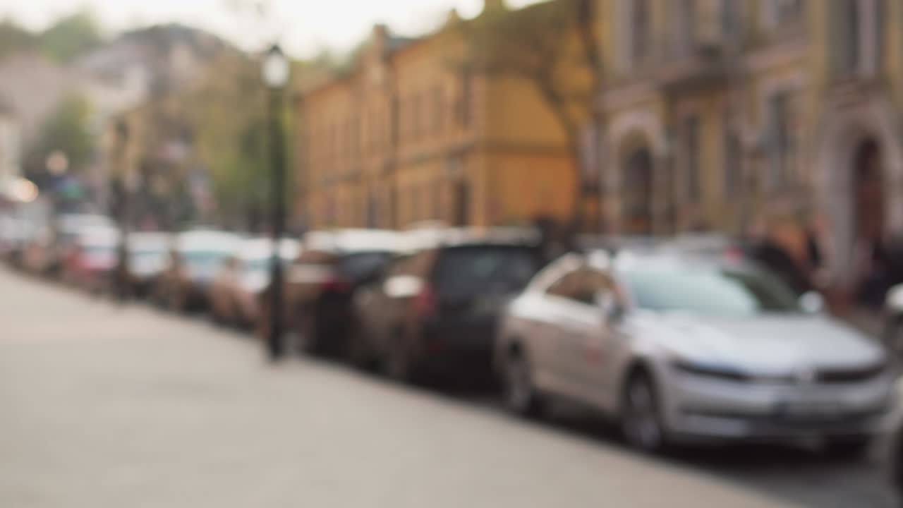 자동차와 함께 유럽 거리. 저녁 또는 아침. 녹색 화면 또는 제목의 배경