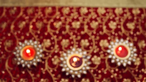2020-diwali diyasflames van de la mano con las máscaras faciales