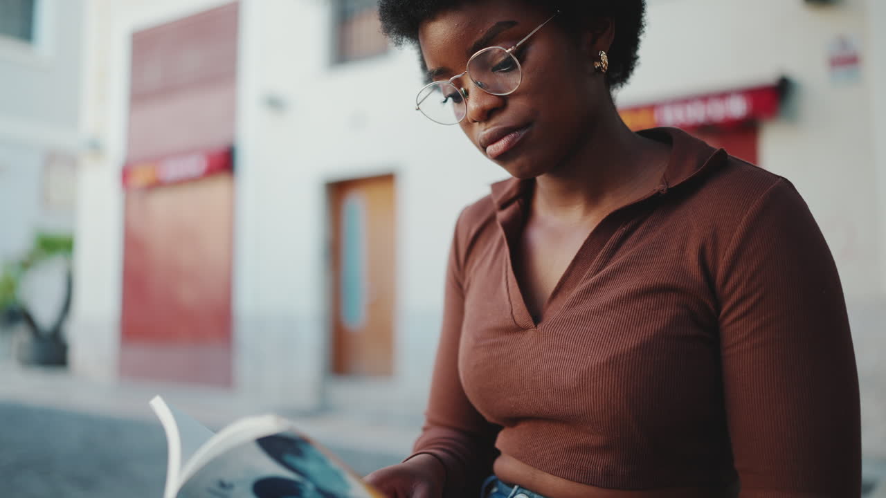 estudiante femenina con aspecto concentrado estudiando al aire libre