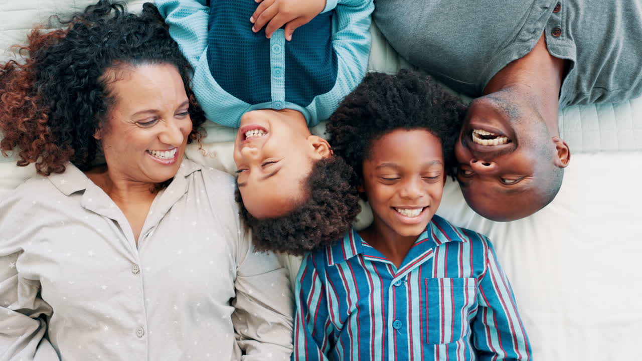 Família Feliz Deitada Juntos
