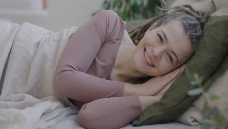 mujer relajándose en la cama