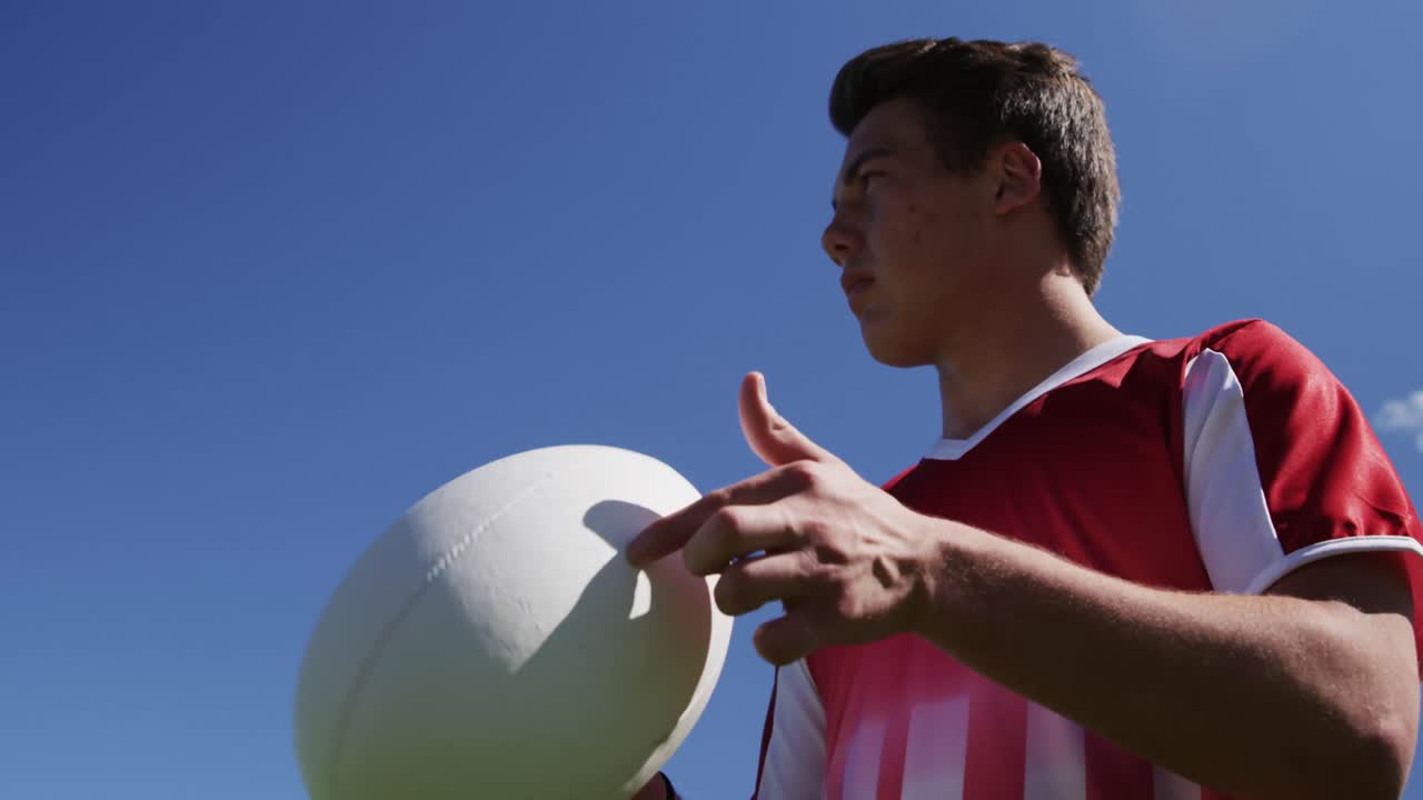 럭비 공 을 가지고 놀고 있는 럭비 선수