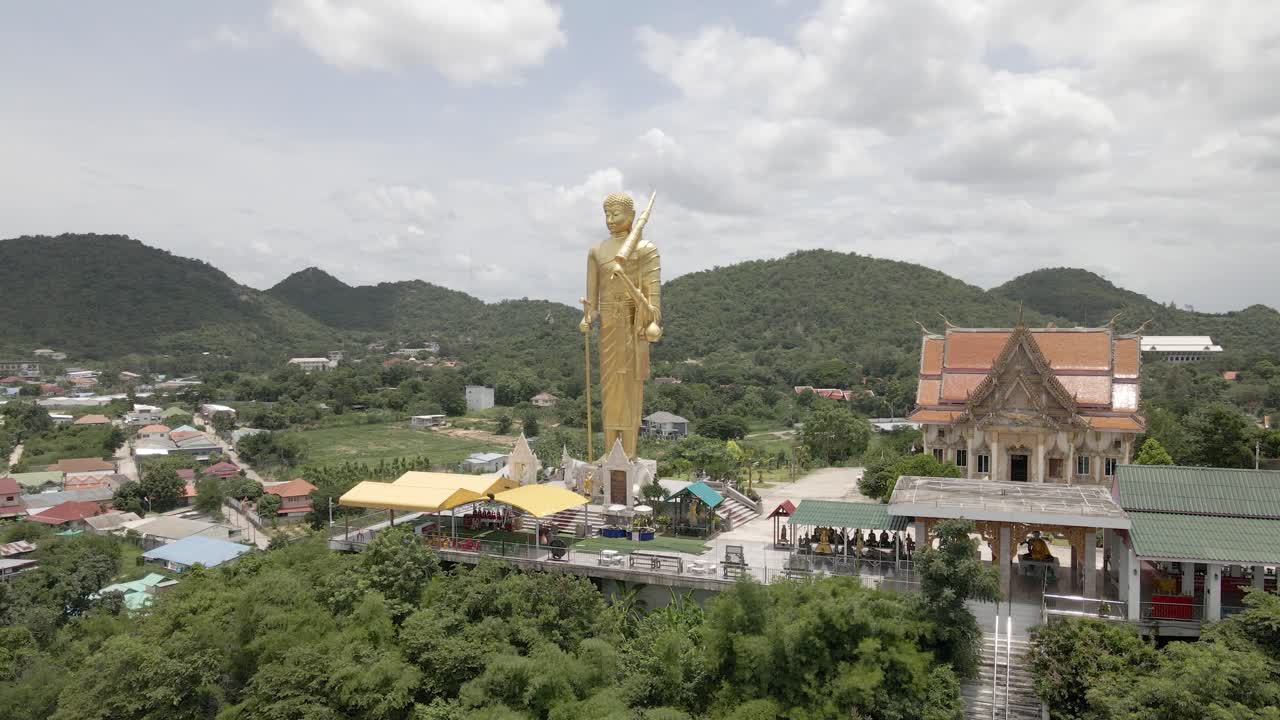 paisaje escénico del buda dorado gigante de pie en el templo wat khao noi, hua hin