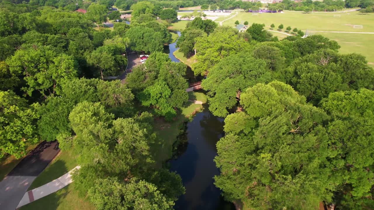 imágenes aéreas del parque bear creek en keller, texas