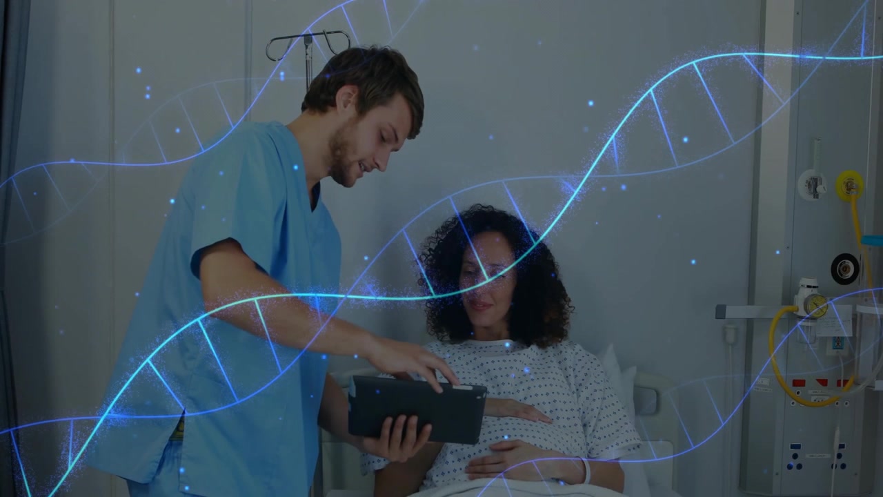 Cuidador masculino inclinado junto a la cama en una habitación de hospital, mostrando una tableta con gráficos flotantes de hélice de ADN.