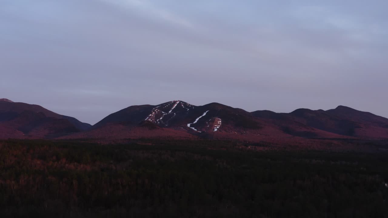 드론: 아름다운 스키 산, 해가 지는 동안의 알펜스 빛, 4k 30p