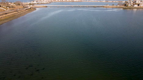 Luftdrohnenaufnahmen-Nähern-Sich-Der-Brücke,-Die-Das-Festland-Mit-Der-Spinnakerinsel-In-Rumpfbucht,-Rumpf,-Ma-Verbindet