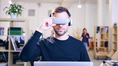 hombre usando auriculares de realidad virtual en
